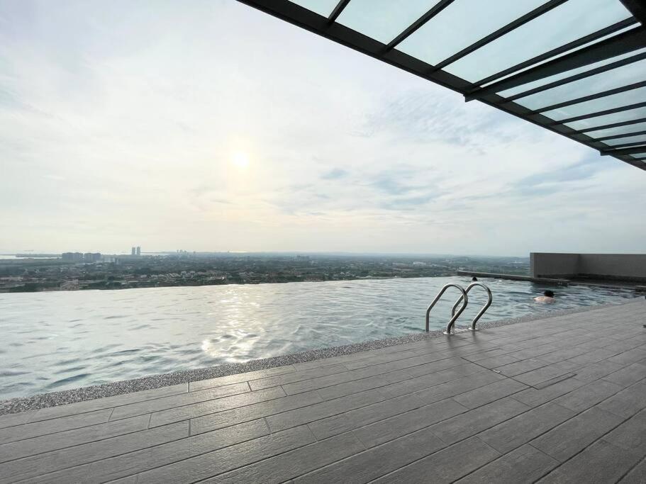 Quartz Near To Jonker Walk With Infinity Pool Cozy 3B2B Apartment Malacca Exterior photo