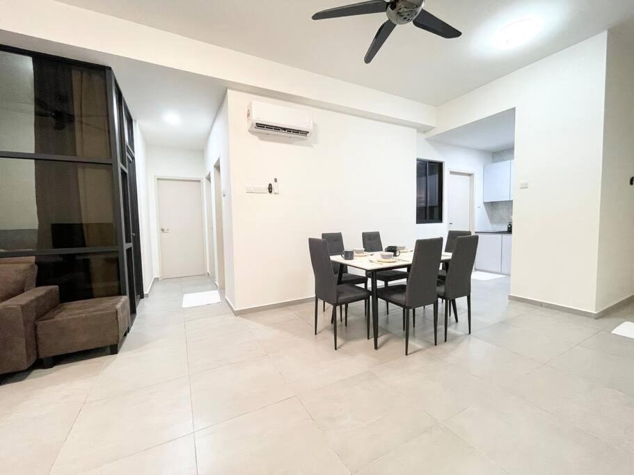 Quartz Near To Jonker Walk With Infinity Pool Cozy 3B2B Apartment Malacca Exterior photo
