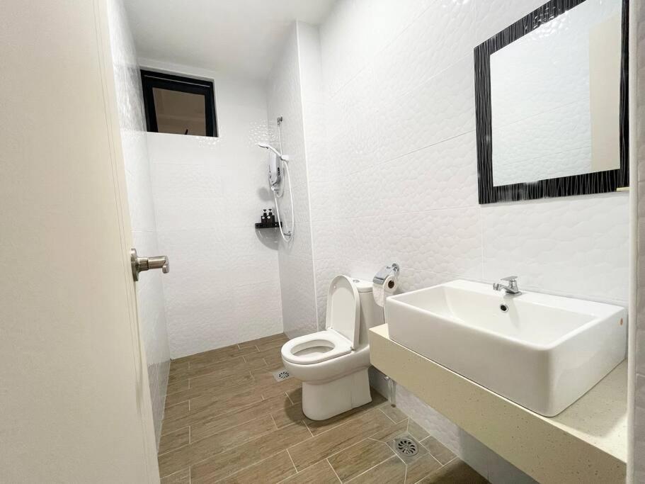 Quartz Near To Jonker Walk With Infinity Pool Cozy 3B2B Apartment Malacca Exterior photo